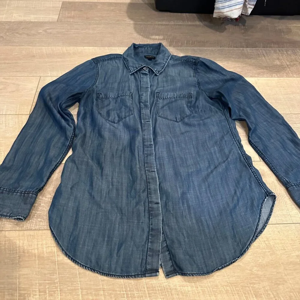 TALBOTS WOMENS SIZE 6 LONG SLEEVE BUTTON UP DENIM SHIRT SMALL